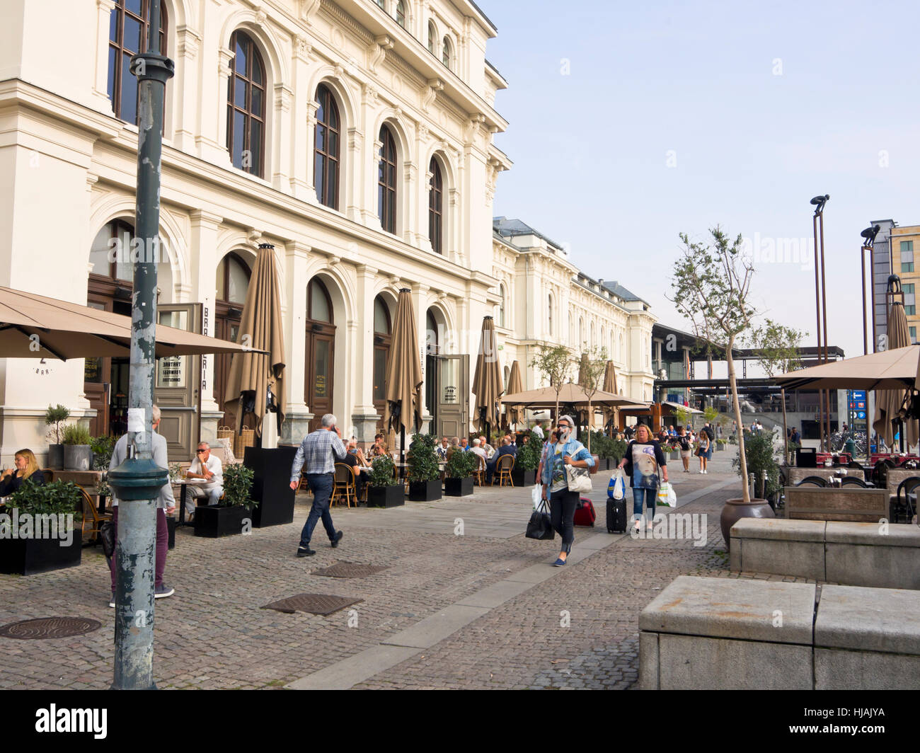 Christian Frederiks Plass außerhalb der Hauptbahnhof in Oslo Norwegen verfügt über Restaurants im Freien und Fahrrad-Parken Stockfoto