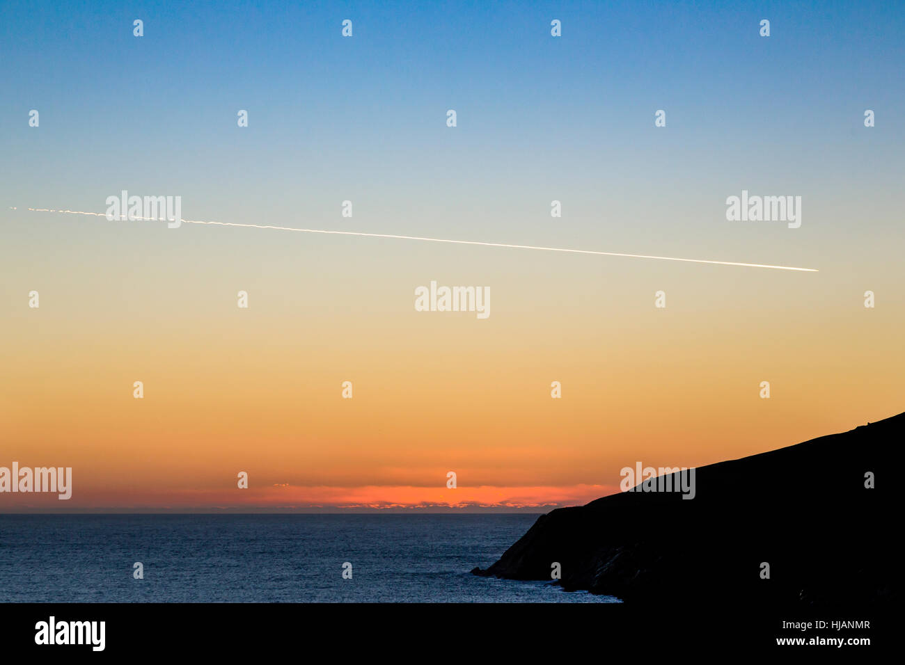 Sonnenuntergang mit Jet Trail über Bray Head, Valentia Island, County Kerry, Irland Stockfoto