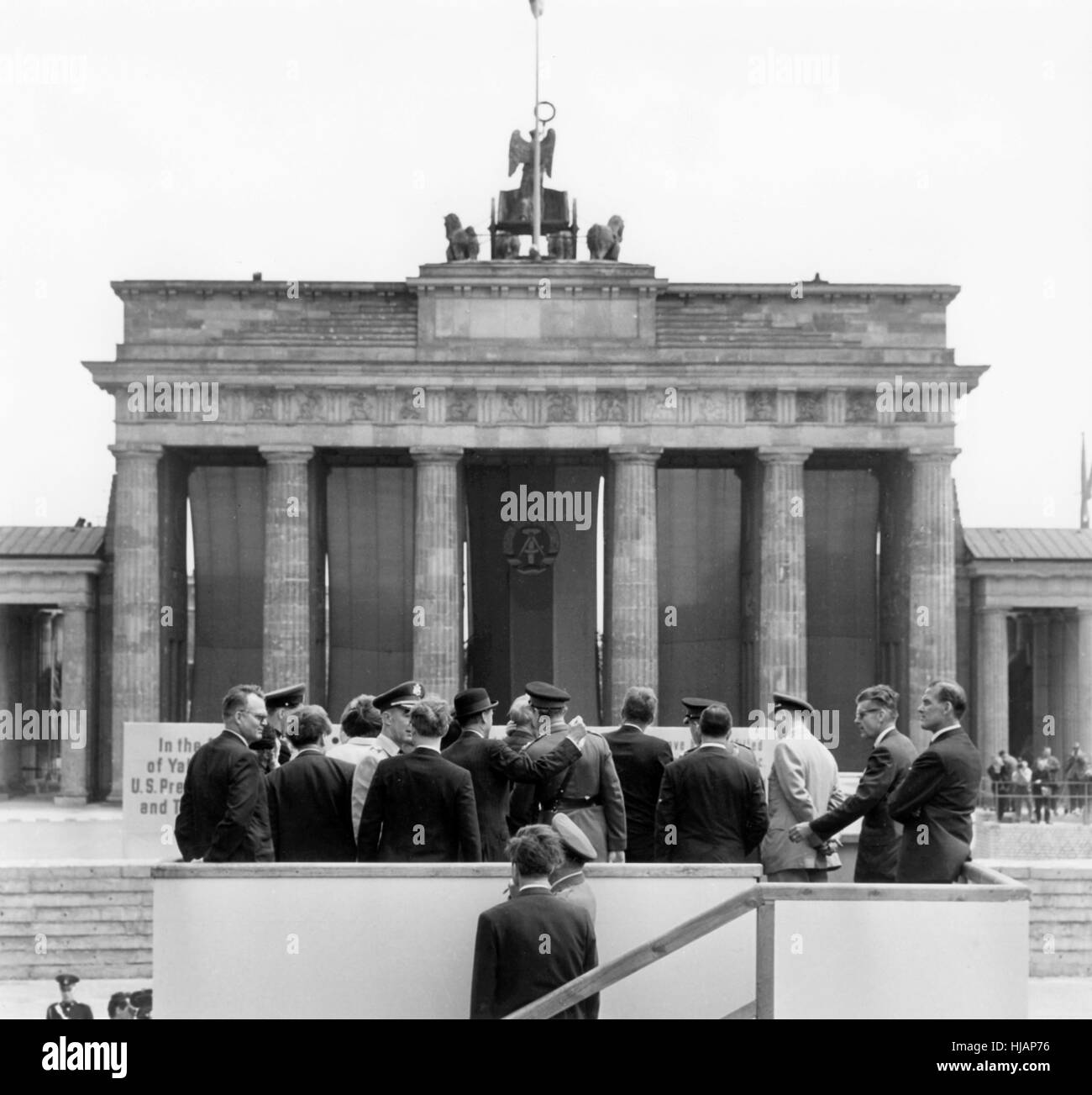 US-Präsident John F. Kennedy (m, Rückansicht) auf eine Aussichtsplattform vor dem Brandenburger Tor in Berlin am 26. Juni 1963. Der US-Präsident war die Bundesrepublik für vier Tage zu Besuch. Seine letzte Station war Berlin. Stockfoto