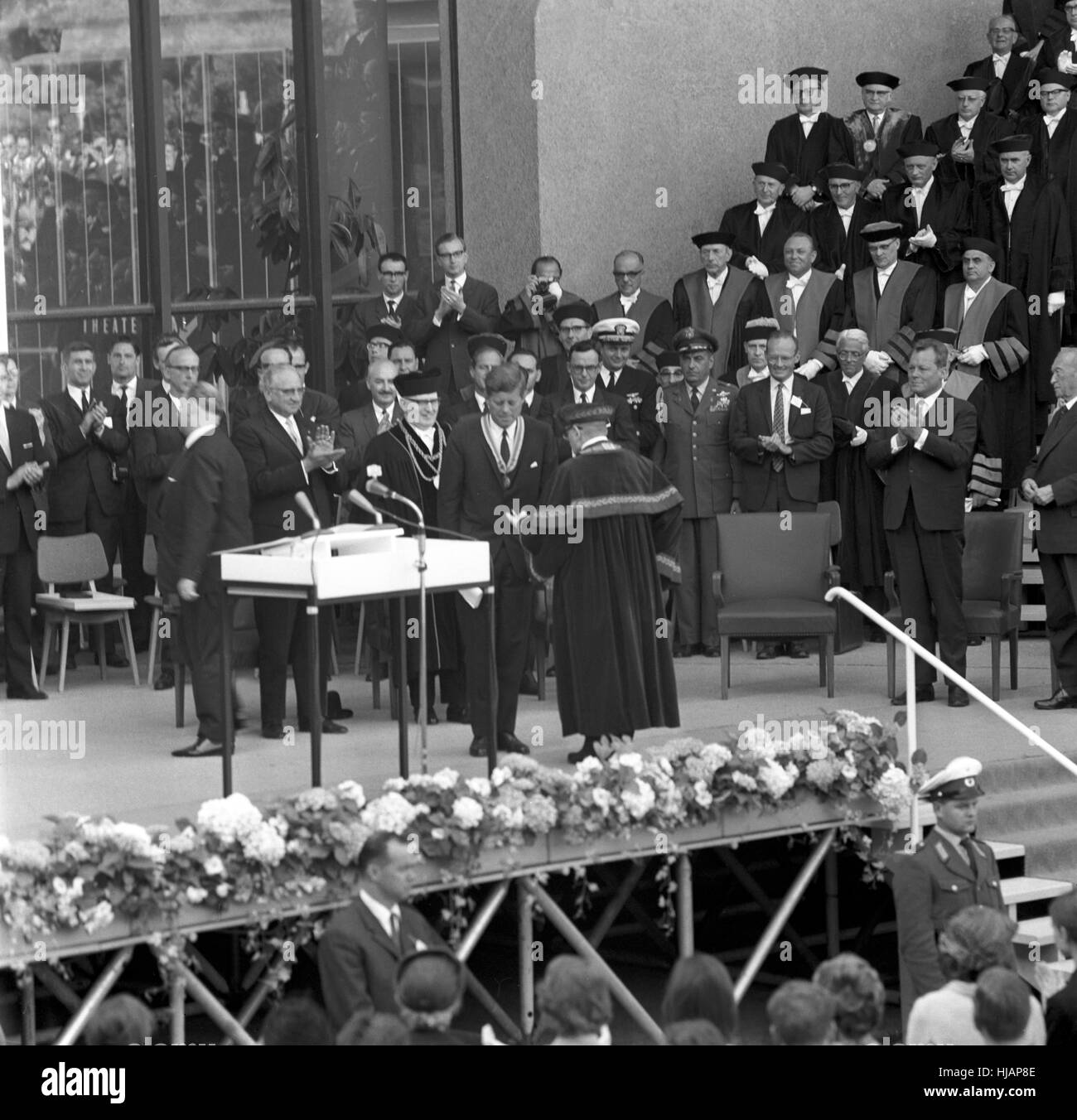 Präsident John F. Kennedy (M) ist mit der "Freiheit der Stadt" bei seinem historischen Besuch in Berlin am 26. Juni 1963 an der Universität. Links Otto Bach, rechts Bürgermeister Willy Brandt und Bundeskanzler Konrad Adenauer. Stockfoto