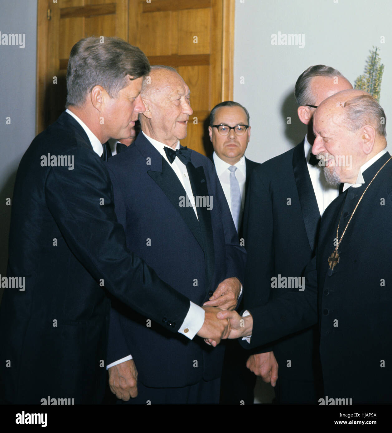 US-Präsident Kennedy (l) und der deutsche Bundeskanzler Konrad Adenauer (m) treffen Bishop Otto Dibelius (r) in Bonn im Juni 1963. Stockfoto