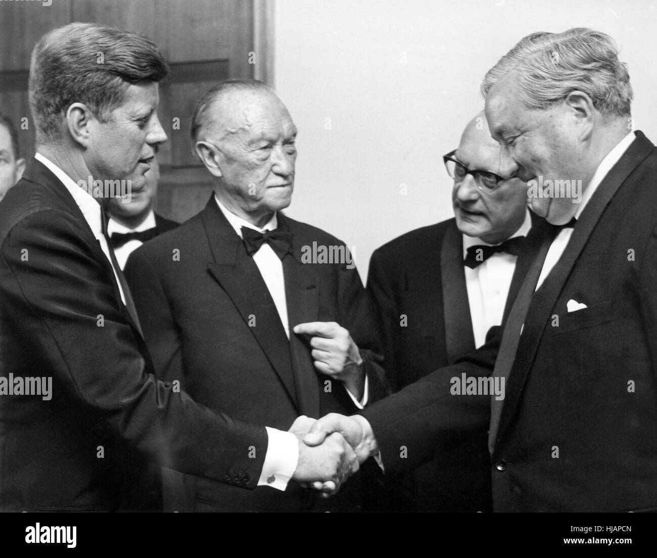US-Präsident Kennedy (l), deutscher Bundeskanzler Konrad Adenauer (2. von links) und Deutsche Vizepräsident des Bundestag Carlo Schmidt (r) vor dem Abendessen veranstaltet von Adenauer im Palais Schaumburg am 23. Juni 1963, die Kennedys zu Ehren stattfand war zum Staatsbesuch nach Deutschland, Stockfoto