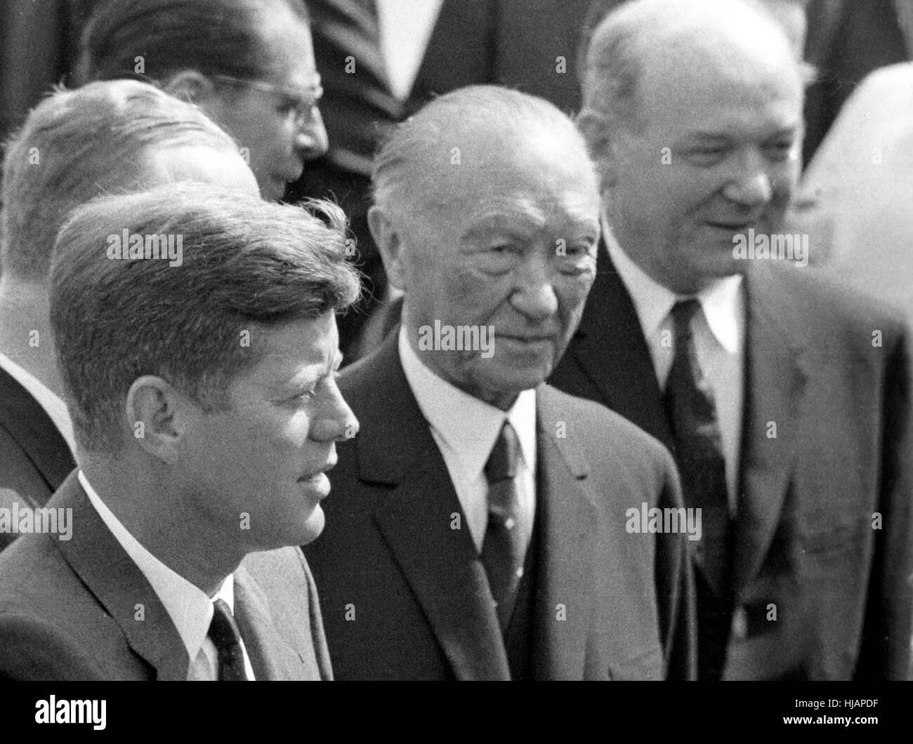 Präsident John F. Kennedy (l) kam am 23. Juni 1963 in Köln-Wahn am Flughafen für einen vier-Tage-Besuch in Deutschland. In der mittleren Bundeskanzler Konrad Adenauer, am linken US-Außenminister Dean Rusk. Stockfoto