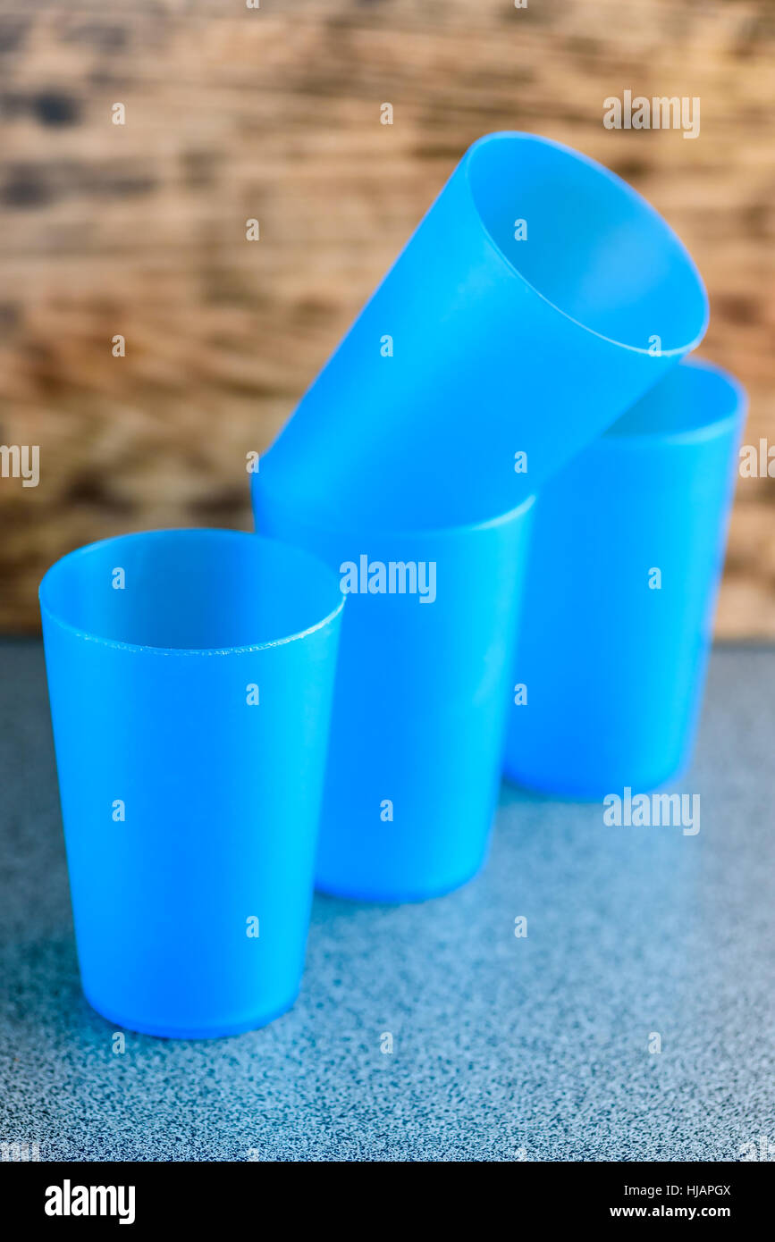 Vier leere blaue Plastikbecher auf einer Küchenarbeitsplatte Stockfoto