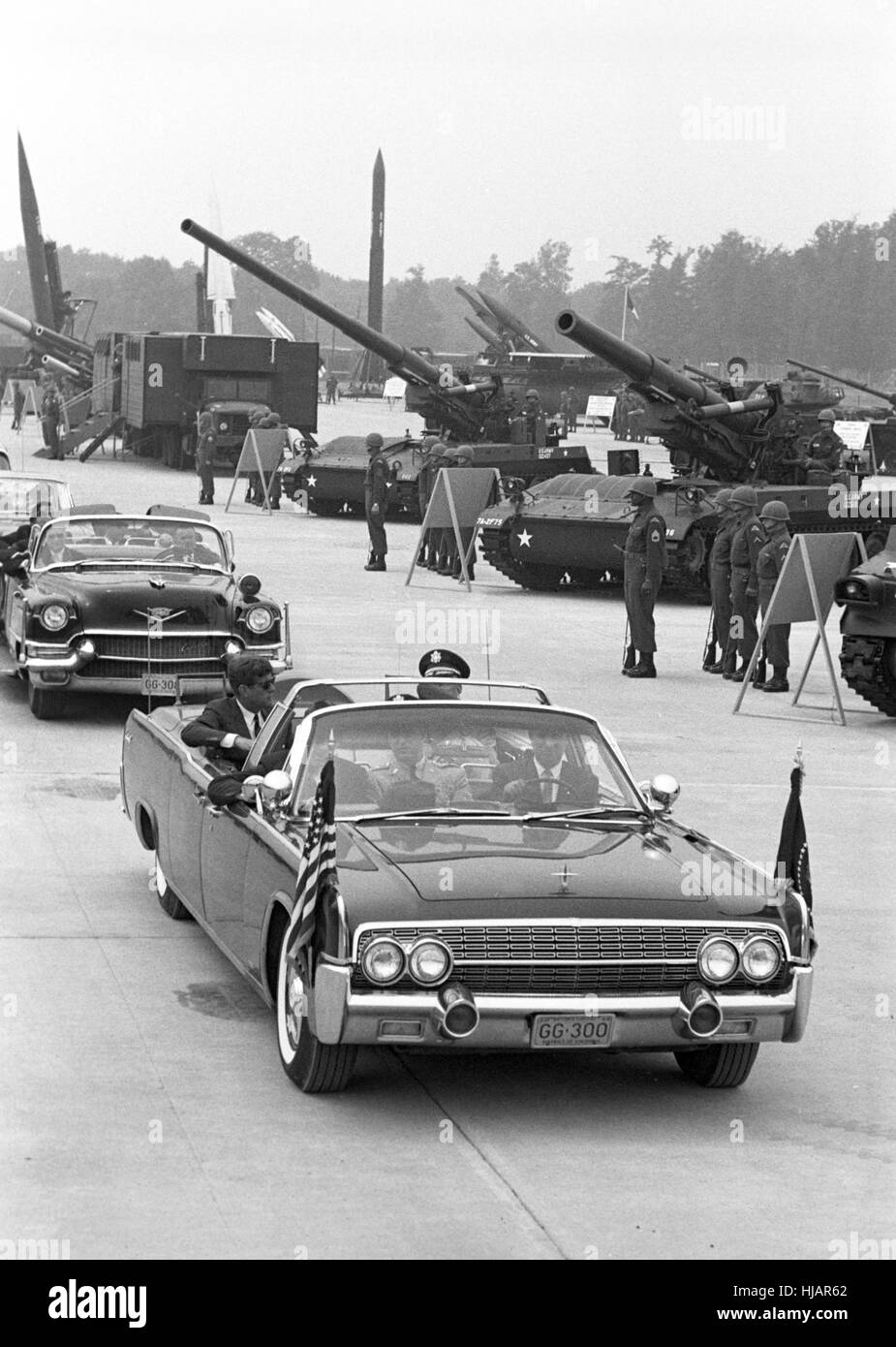US-Präsident Kennedy (l) bei einer Militärparade auf US-Luftwaffenstützpunkt Langendiebach bei Hanau am 25. Juni 1963. Die Limousine ist diejenige, die er in Dallas in getötet wurde. Stockfoto
