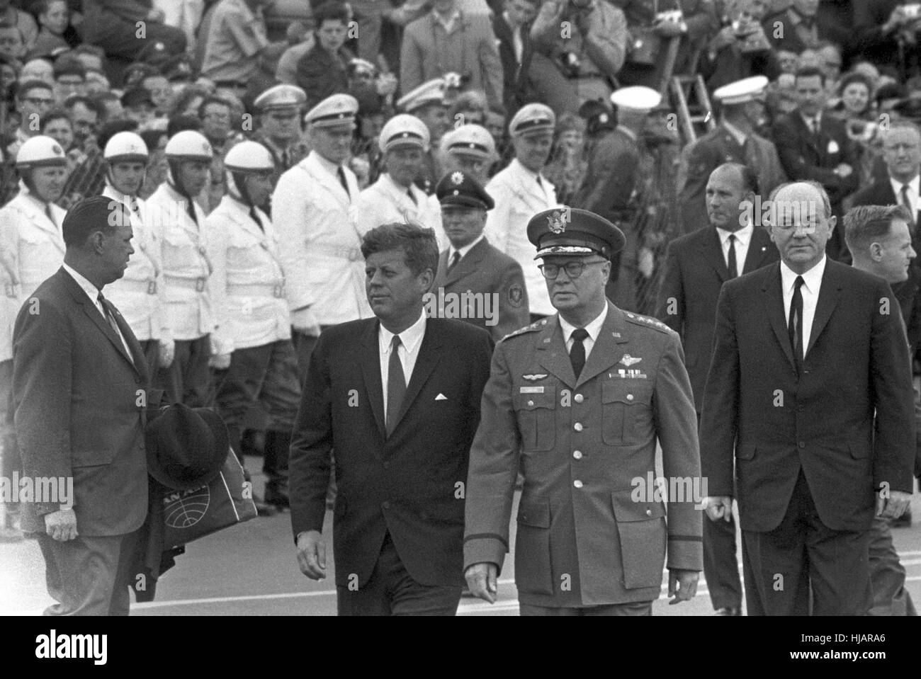 Präsident John F. Kennedy und General Truman H. Landon auf dem Militärflugplatz in Wiesbaden-Erbenheim am 26. Juni 1963. Am vierten Bord Tag seines Aufenthaltes in Deutschland Kennedy der Air Force One für seinen Flug nach Berlin. Stockfoto