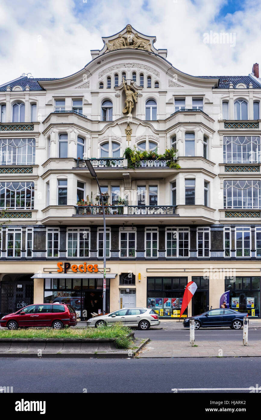 Berlin, Gesundbrunnen. Satteldach Art Noveau Style Gebäude (1903) von Carl Galuschki. Historisches Gebäude mit Statuen der griechischen Götter geschmückt aufgeführt. Stockfoto