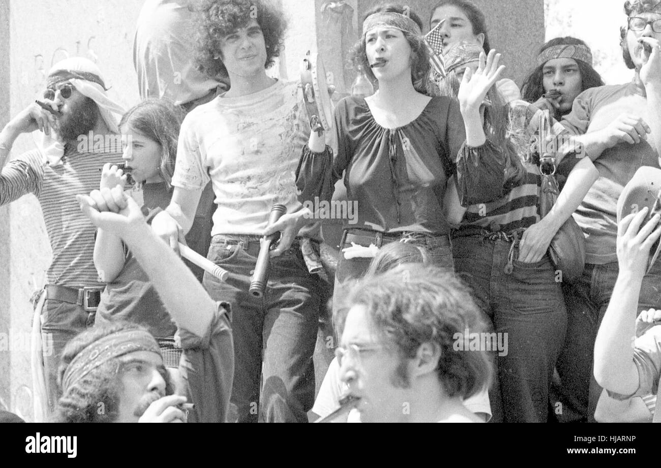 Demonstranten spielen patriotische Lieder Kazoos bei der Anti-Vietnam-Krieg-Rallye in Washington, DC, 9. Mai 1970. Stockfoto