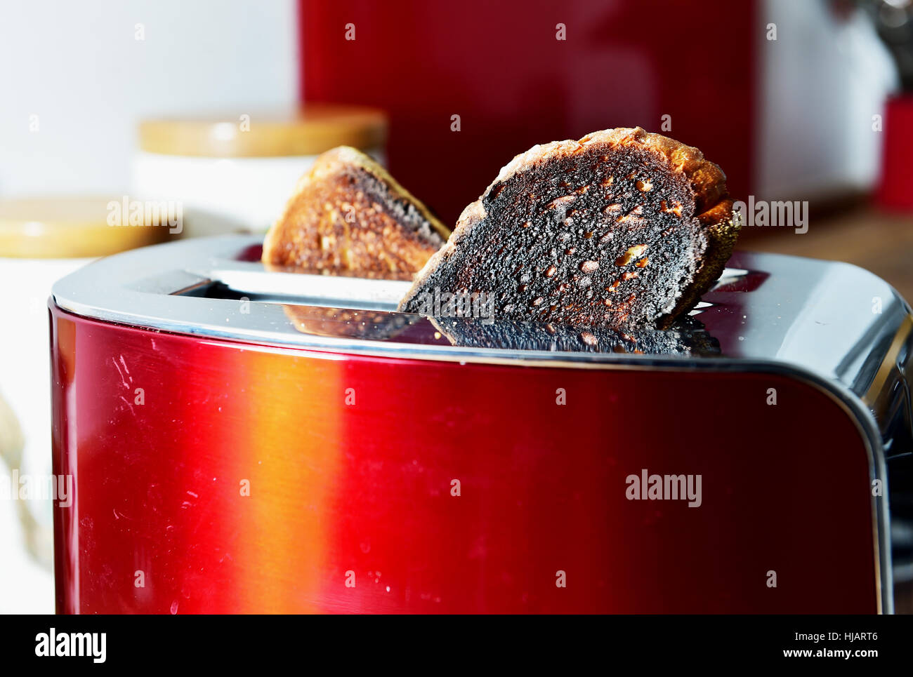 Verbrannte weißen Toastscheiben gekocht in einem pop-up-Toaster Russell Hobbs Stockfoto