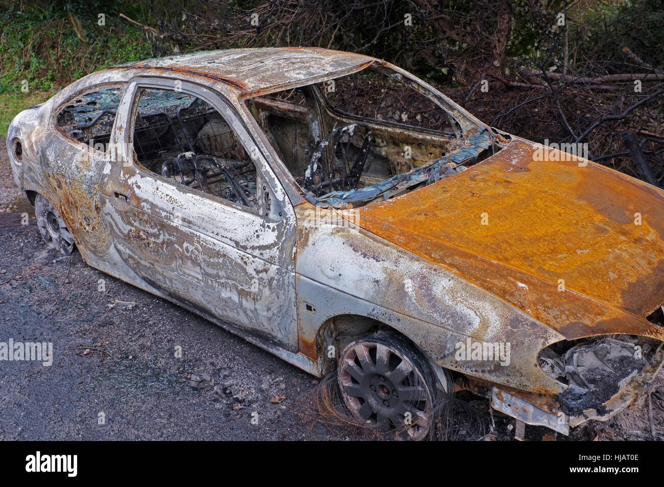 Ein Auto auf der Straße vor den Toren St. Agnes, Cornwall ausgebrannt. Stockfoto