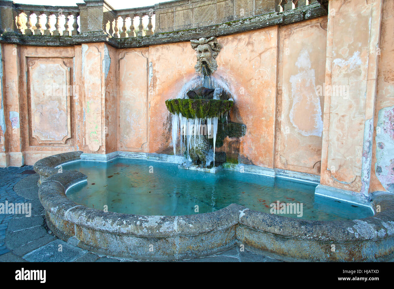 Gefrorene Brunnen im Park der Villa Torlonia - Frascati, Rom, Italien. Stockfoto