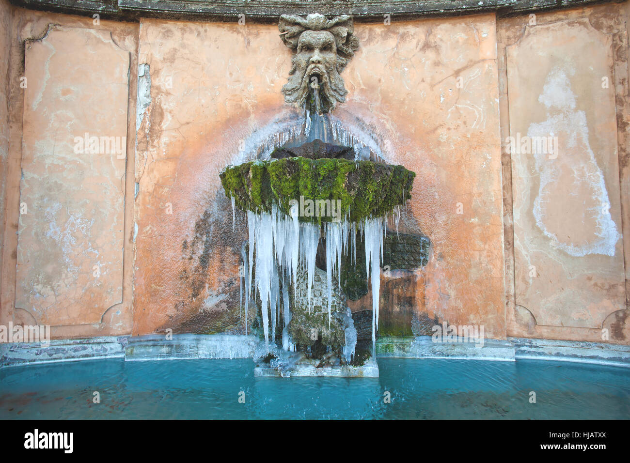Gefrorene Brunnen im Park der Villa Torlonia - Frascati, Rom, Italien. Stockfoto