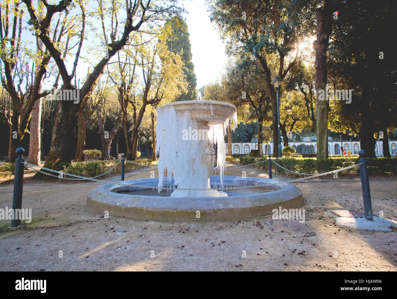 Gefrorene Brunnen im Park der Villa Torlonia - Frascati, Rom, Italien. Stockfoto