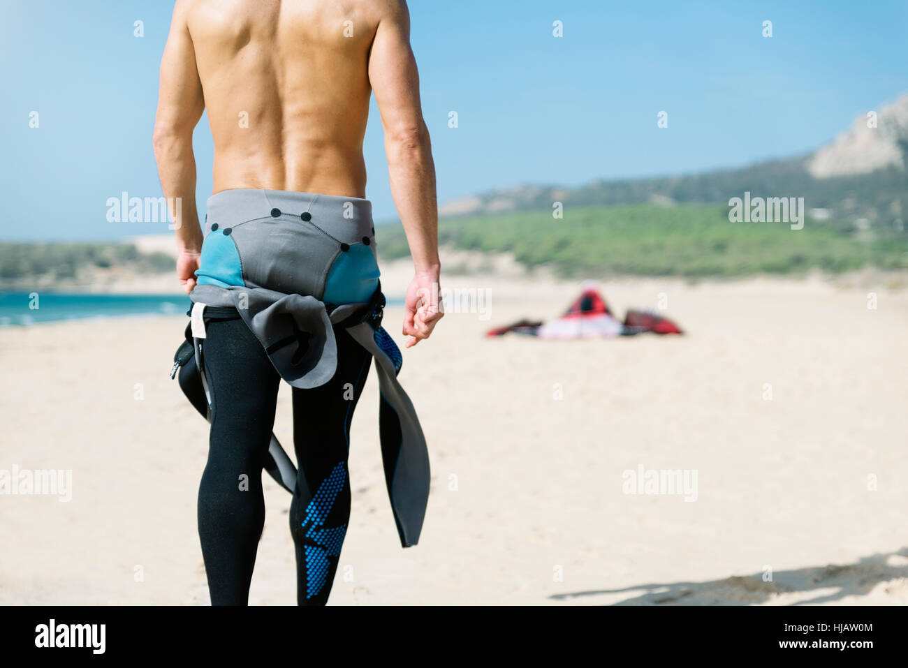 Porträt von gutaussehenden Mann Kitesurfer am Strand. Stockfoto