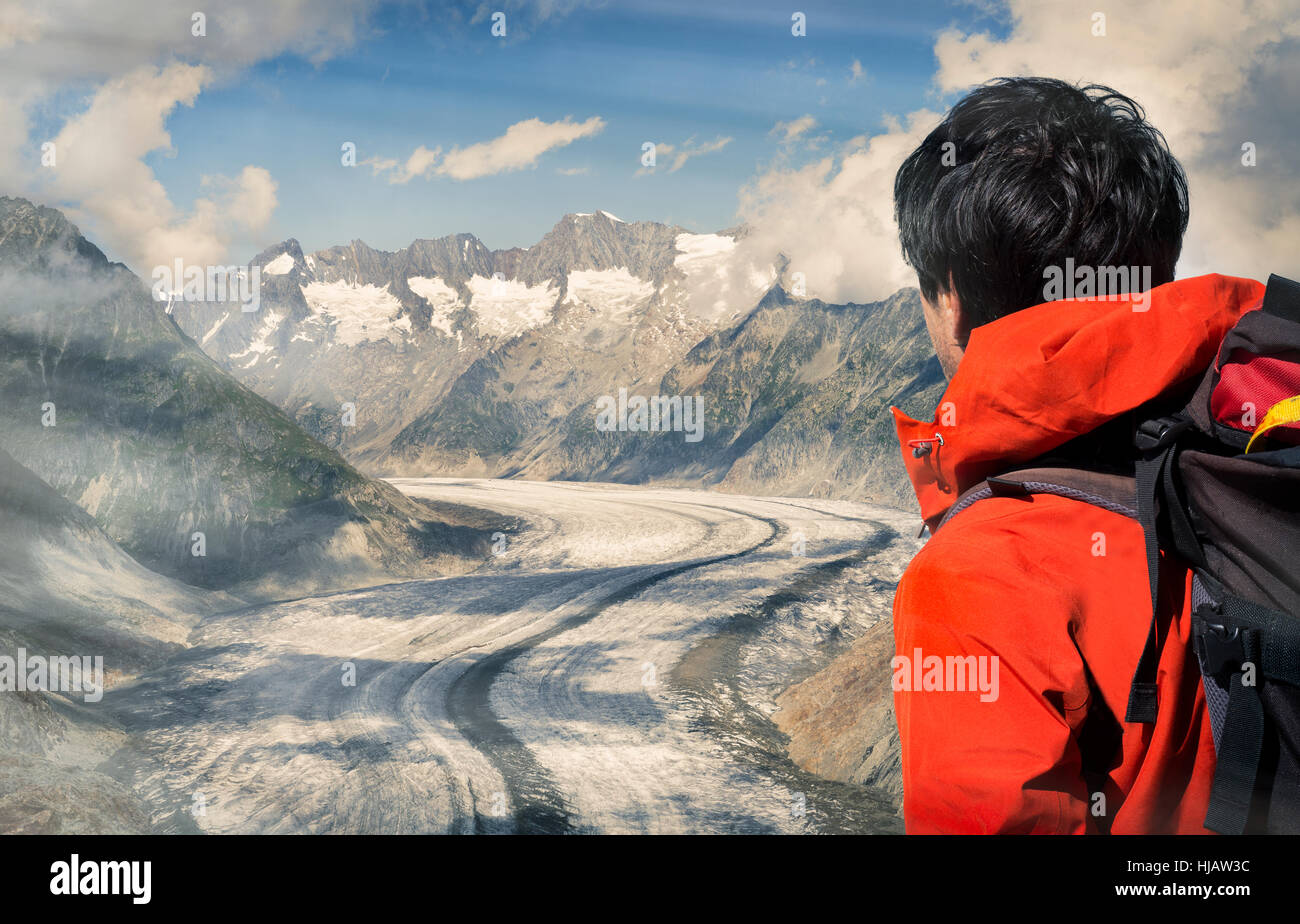 Einsame männliche Bergsteiger, Blick auf den Aletschgletscher, Kanton Wallis, Schweiz Stockfoto