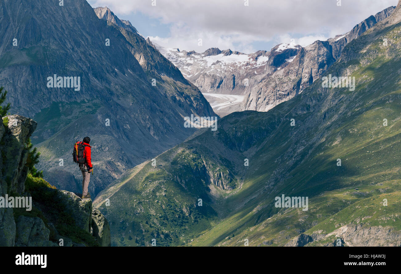 Einsame männliche Bergsteiger mit Blick vom Grat, Aletschgletscher, Kanton Wallis, Schweiz Stockfoto