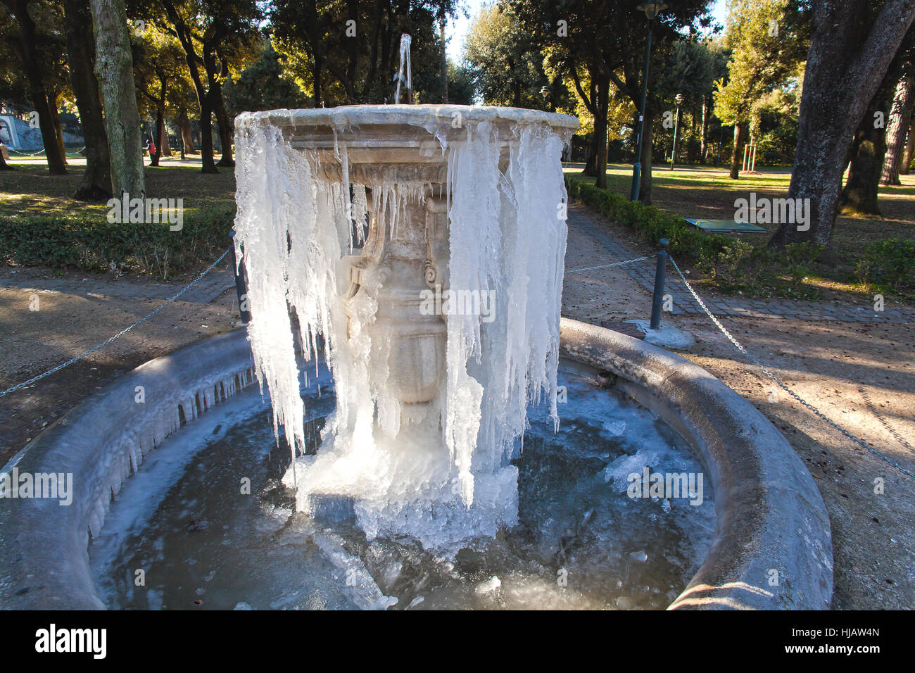 Gefrorene Brunnen im Park der Villa Torlonia - Frascati, Rom, Italien. Stockfoto