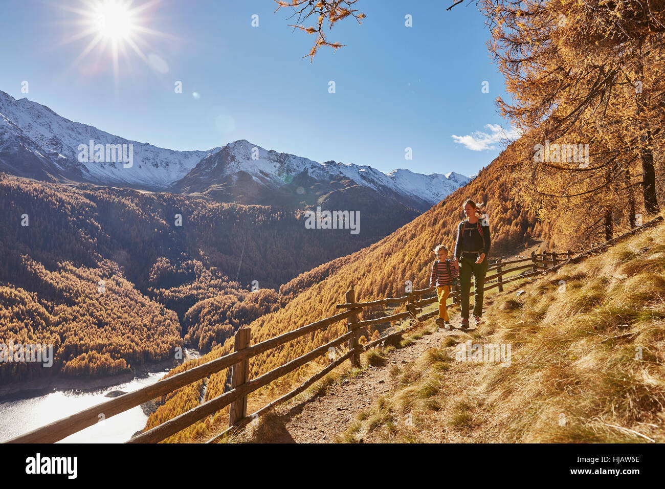 Mutter und Sohn wandern Weg, Schnalstal, Südtirol, Italien Stockfoto