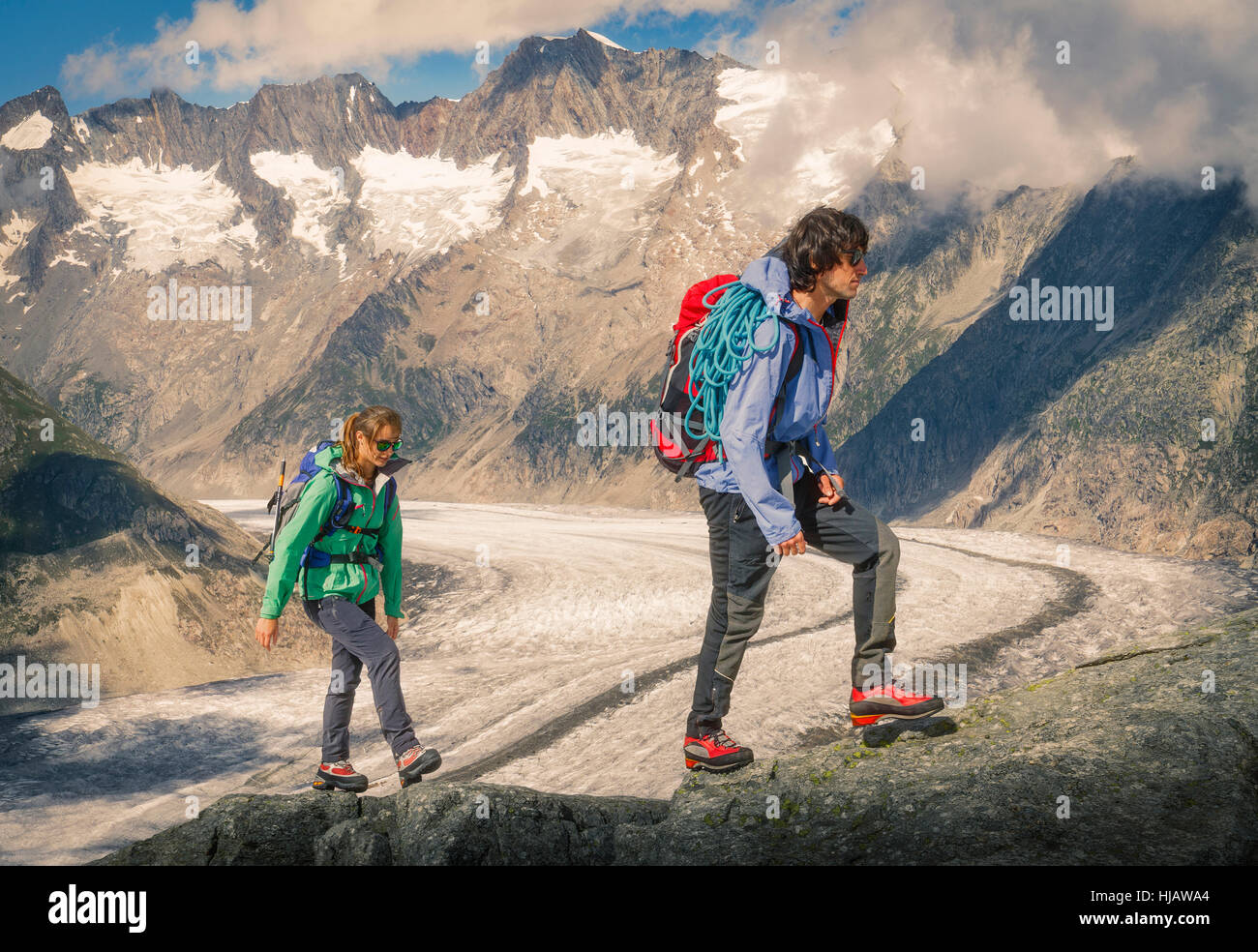 Paar Grat Überklettern Aletschgletscher, Kanton Wallis, Schweiz Stockfoto