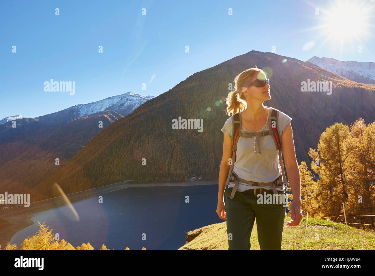 Frau, Wandern, betrachten, Schnalstal, Südtirol, Italien Stockfoto