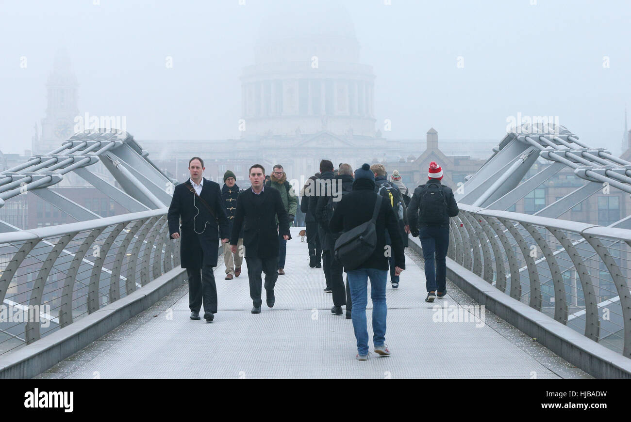 Die Menschen gehen über die Millennium Bridge in London in Richtung St. Pauls Cathedral, eingehüllt in Nebel, möglichst dichten Nebel verursacht Reisen Unterbrechungen über Südengland, mit Tausenden von Fluggästen gegenüber Annullierungen und Verspätungen. Stockfoto