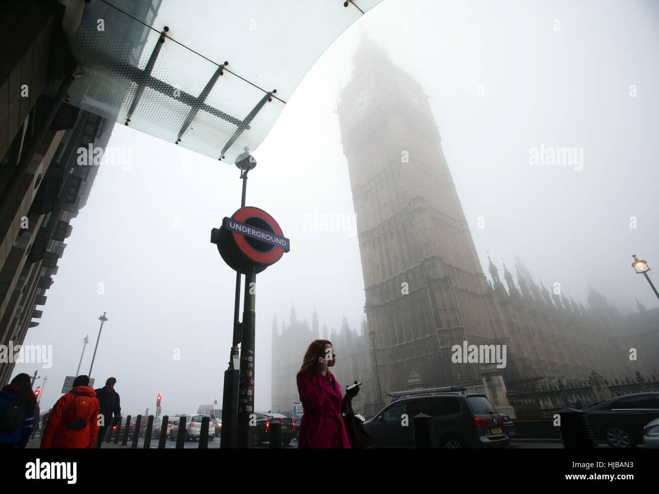 Elizabeth Tower in Westminster, London, ist eingehüllt in Nebel, möglichst dichten Nebel verursacht Reisen Unterbrechungen über Südengland, mit Tausenden von Fluggästen gegenüber Annullierungen und Verspätungen. Stockfoto