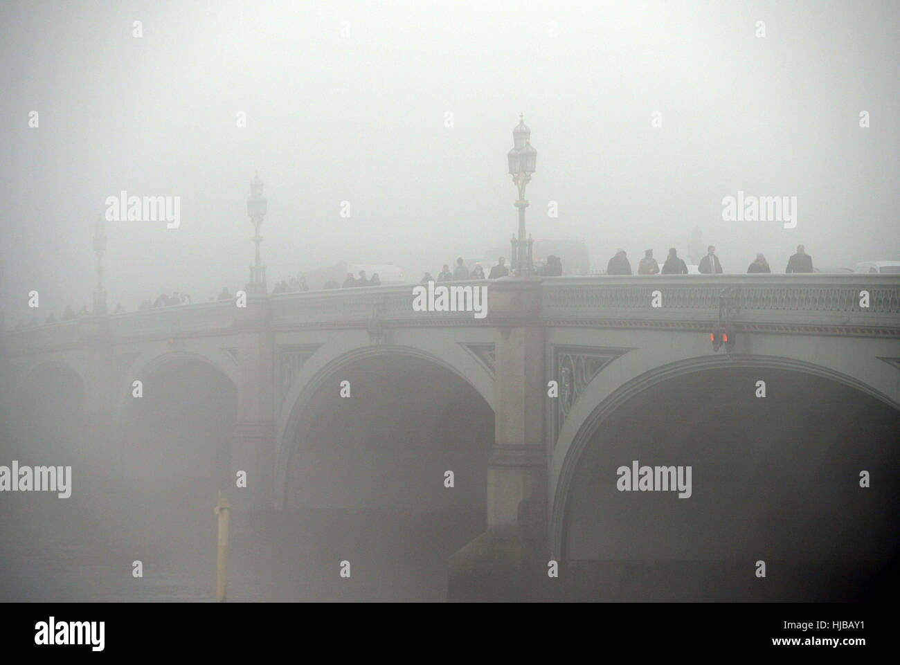 Westminster Bridge in London ist eingehüllt in Nebel, möglichst dichten Nebel verursacht Reisen Unterbrechungen über Südengland, mit Tausenden von Fluggästen gegenüber Annullierungen und Verspätungen. Stockfoto
