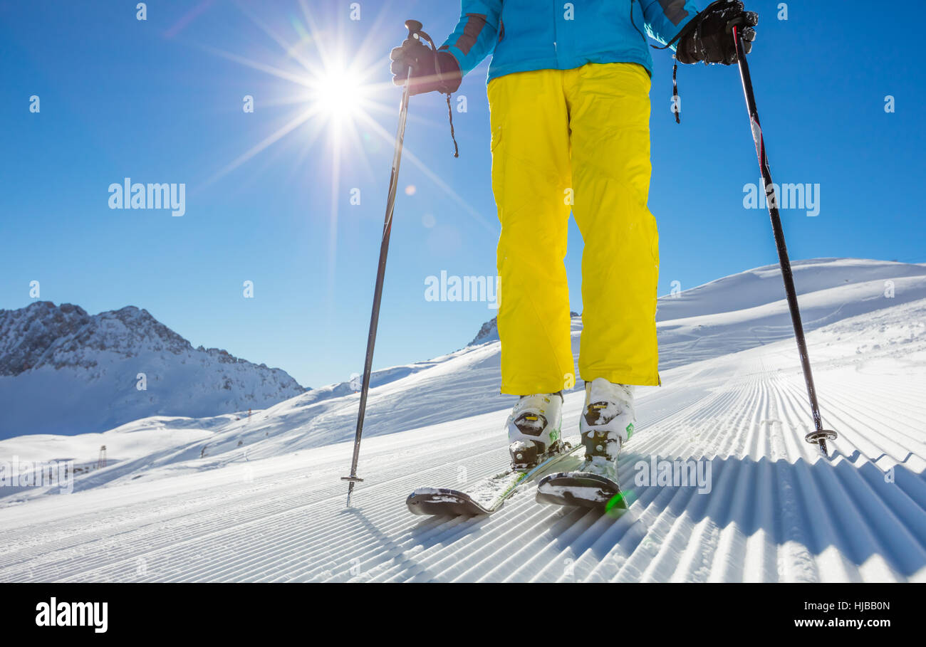 Mannes Beine in Skischuhen, stehend auf Alpin-Ski in schöner sonniger Tag. Winter-Sport-Konzept Stockfoto