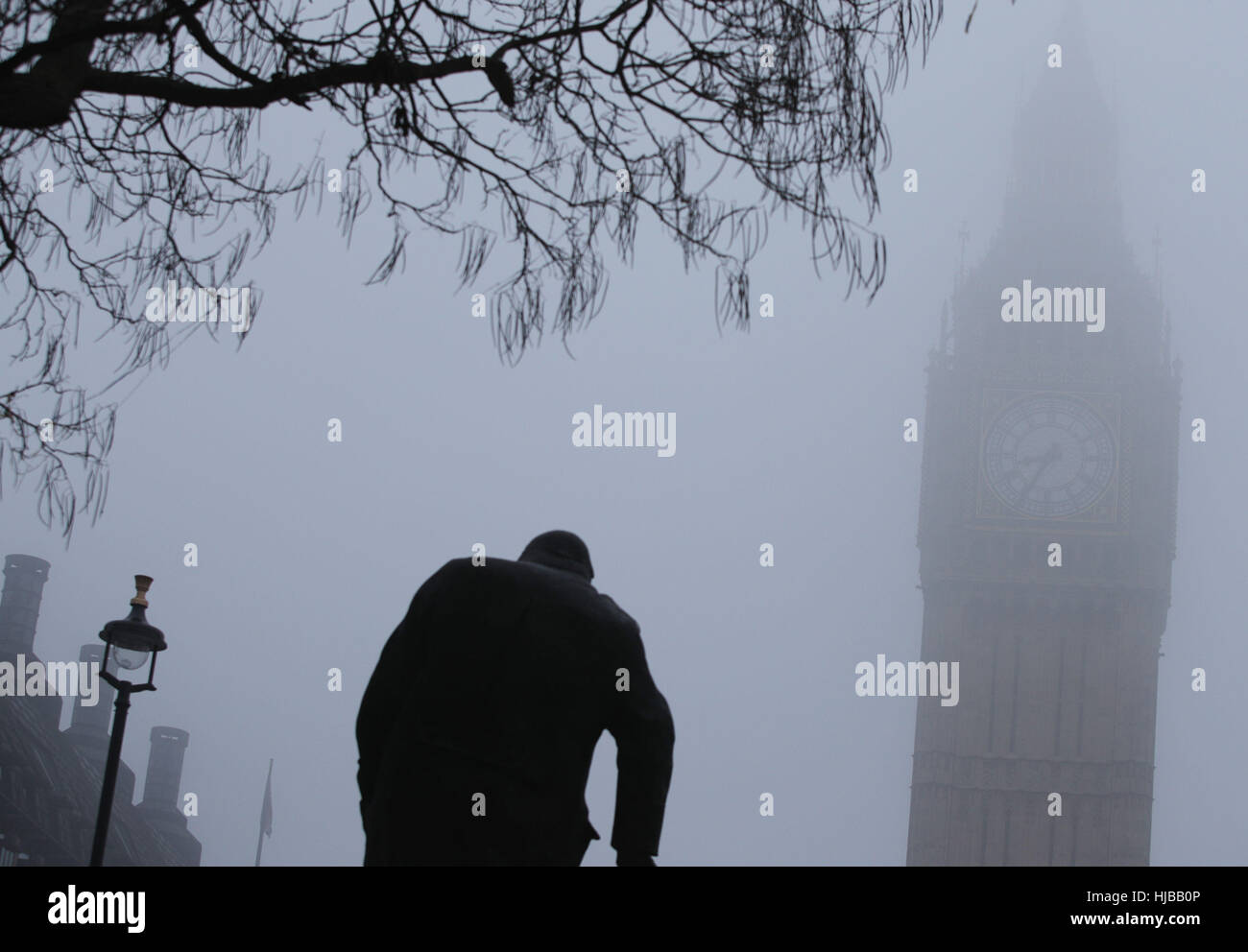 Die Statue von Winston Churchill und Elizabeth Tower in Parliament Square, London, sind eingehüllt in Nebel, möglichst dichten Nebel verursacht Reisen Unterbrechungen über Südengland, mit Tausenden von Fluggästen gegenüber Annullierungen und Verspätungen. Stockfoto