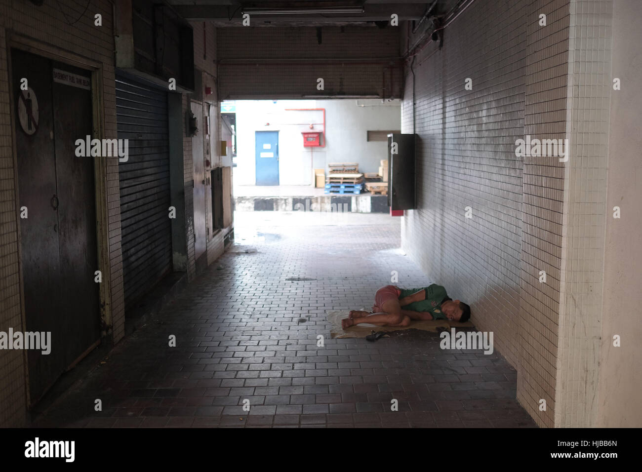 Obdachloser schlafen am Weg Stockfoto