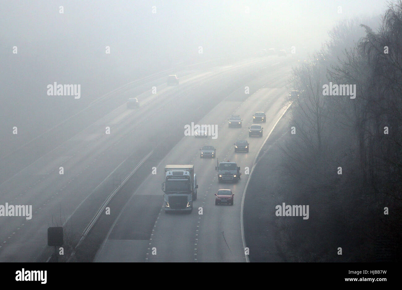 Treiber stehen vor schwierigen Bedingungen auf der M20 in Kent, dichten Nebel verursacht Reisen Störung über Südengland, mit Tausenden von Fluggästen gegenüber Annullierungen und Verspätungen. Stockfoto