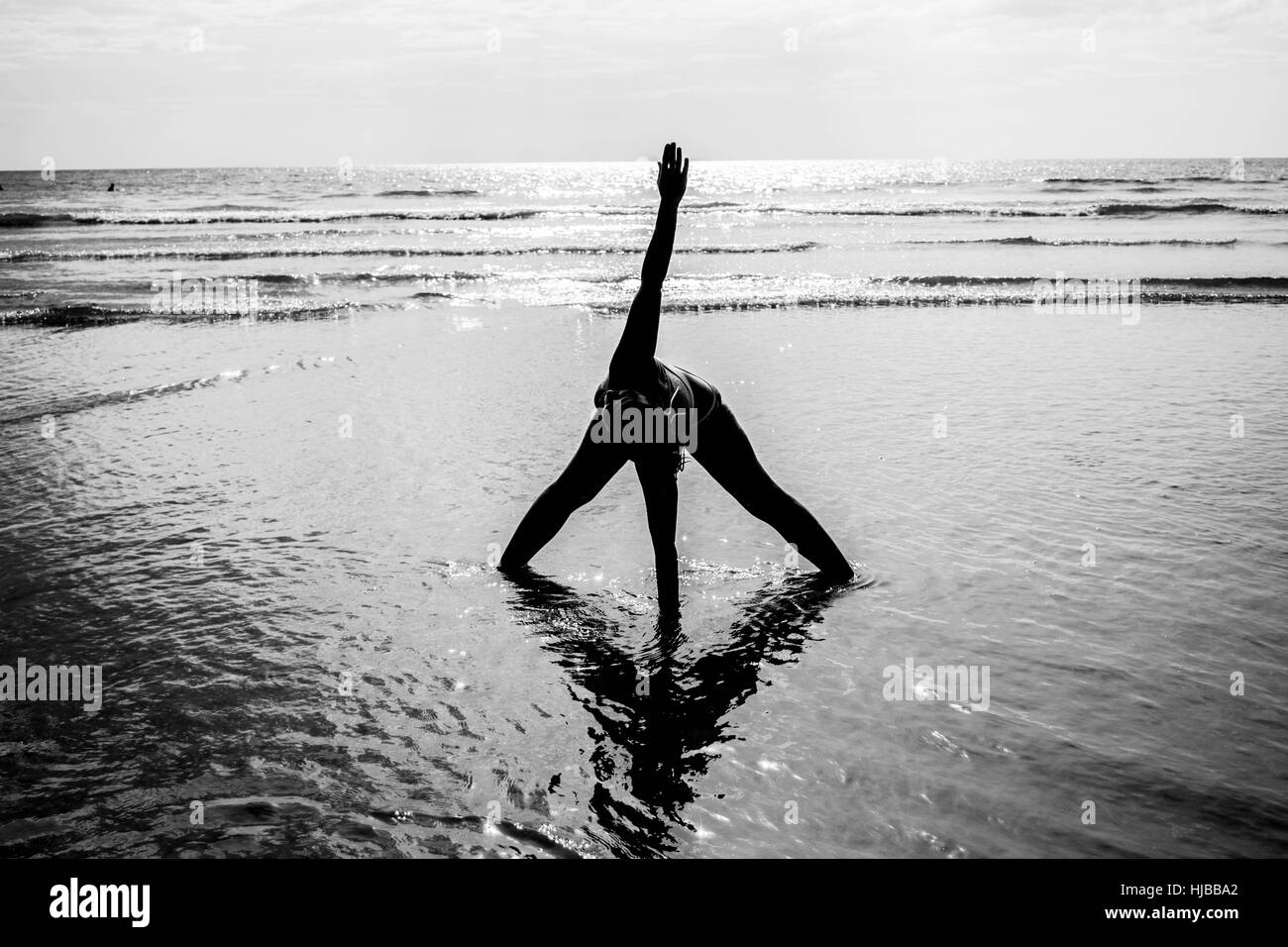 Strand-Yoga in Thailand Stockfoto