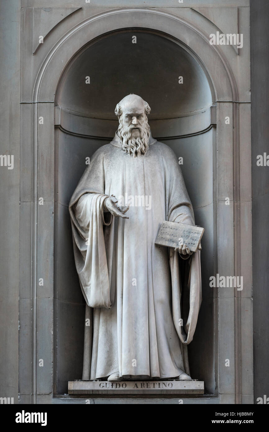 Florenz. Italien. Statue von Guido von Arezzo (991/992 – nach 1033), italienischer Musiktheoretiker, Galerie der Uffizien. Stockfoto