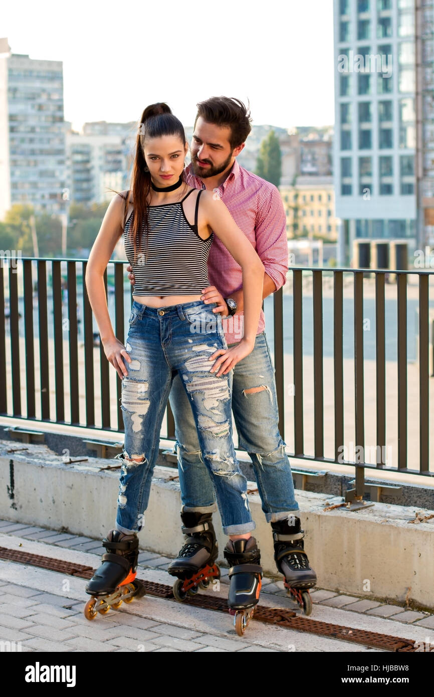Paar auf Inline-Skates. Stockfoto