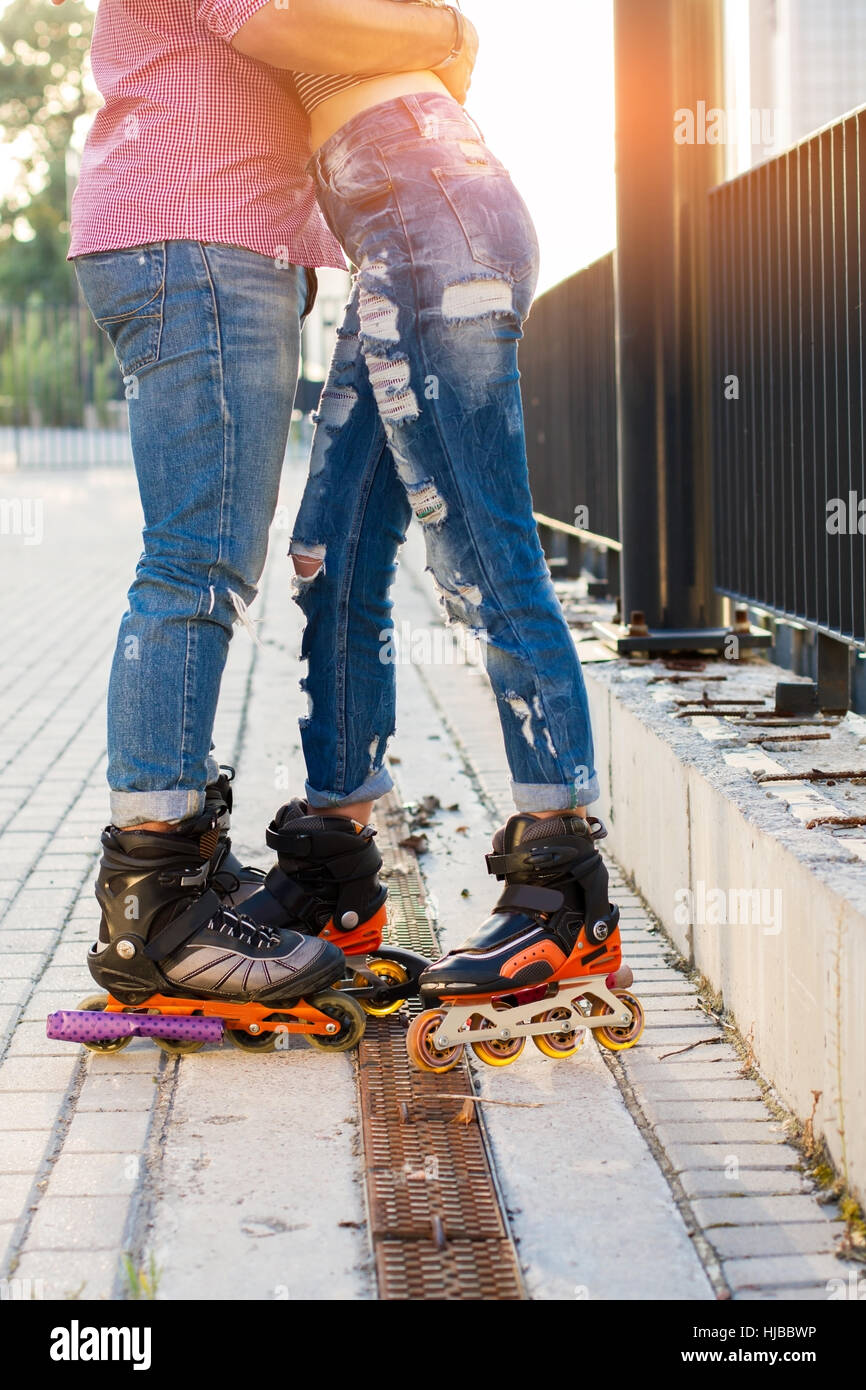 Beine eines Paares auf Rollerblades. Stockfoto