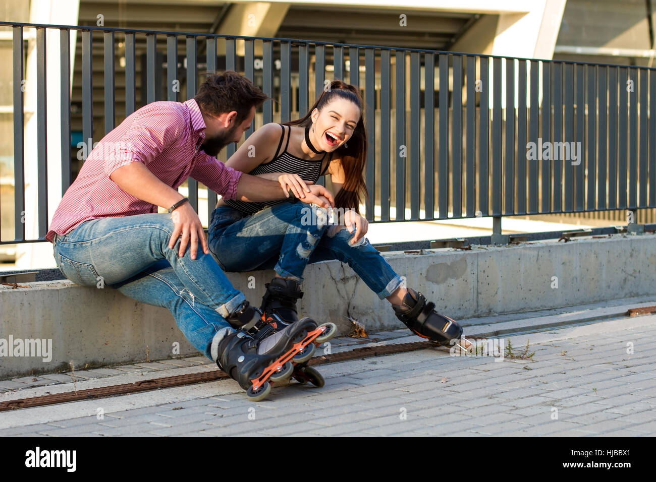 Zwei Personen auf Rollerblades sitzen. Stockfoto