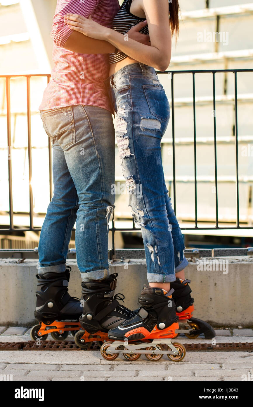 Paares Beine auf Rollerblades. Stockfoto