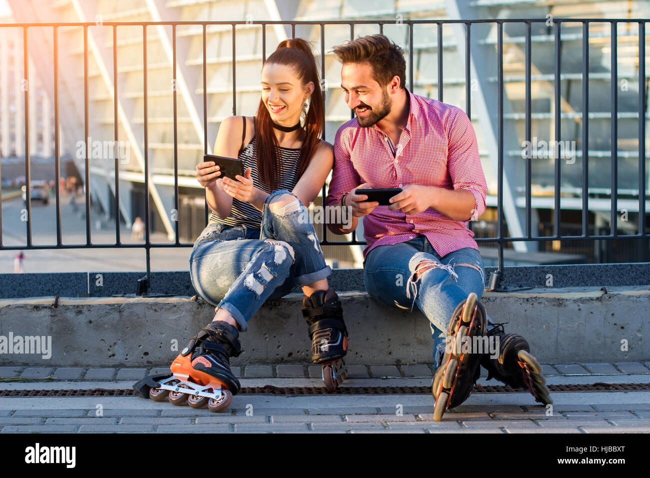 Lächelnde paar mit Handys. Stockfoto
