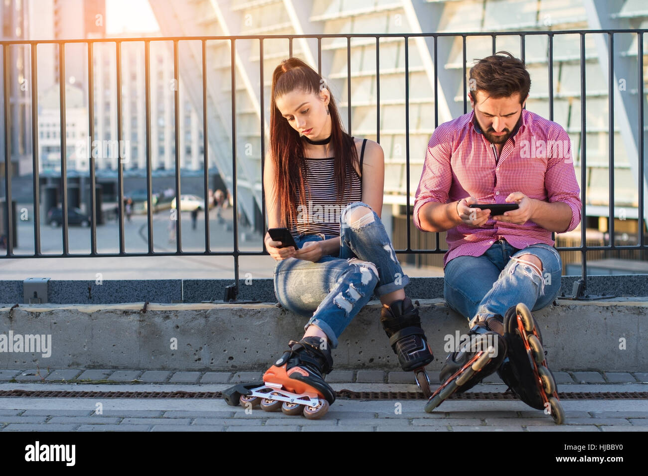 Paar mit Telefonen sitzen. Stockfoto
