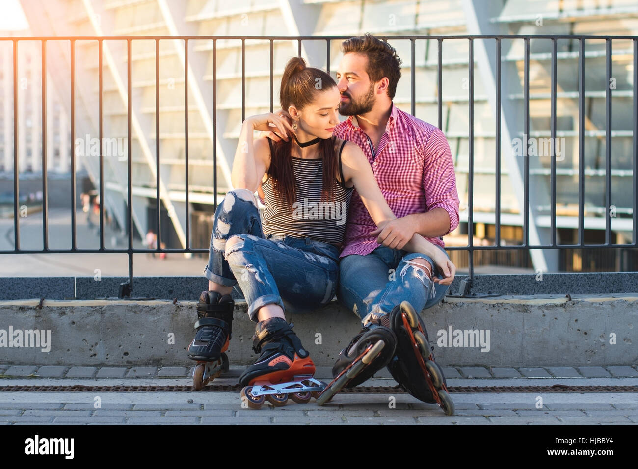 Paar auf Rollerblades sitzen. Stockfoto