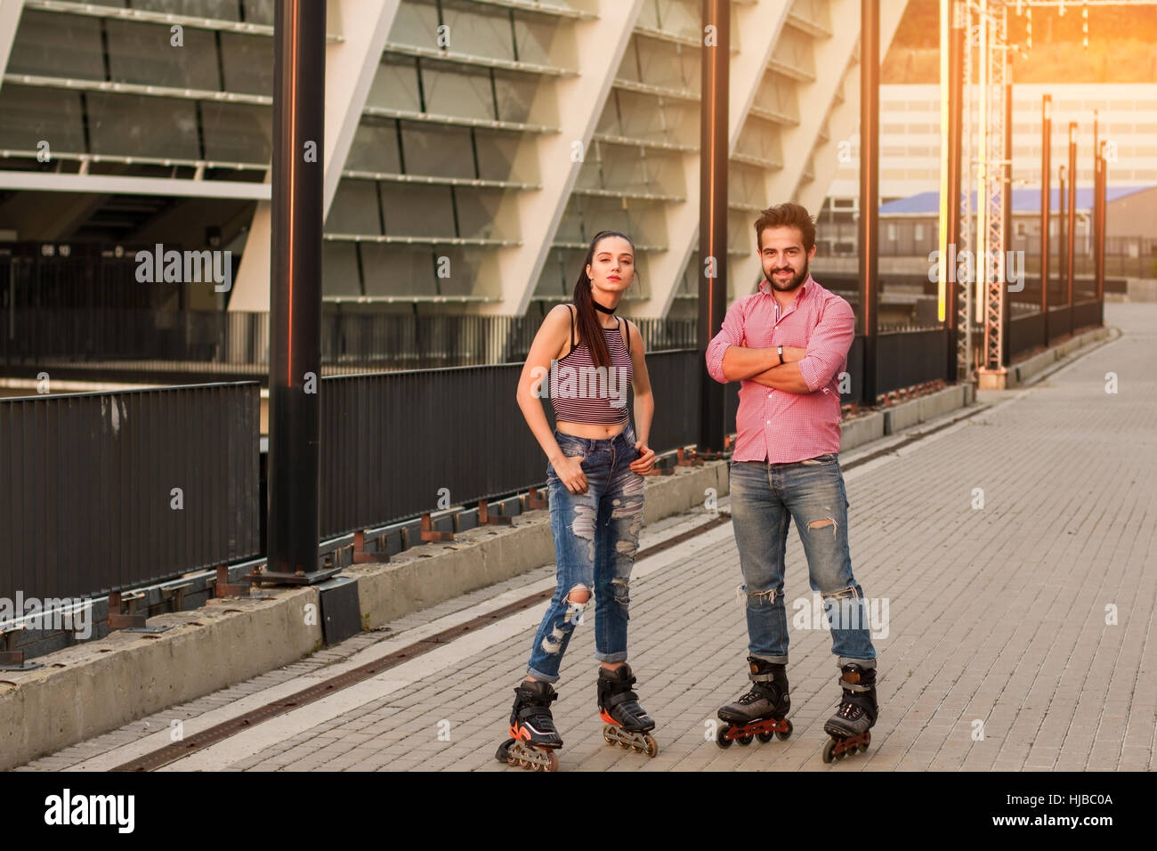 Junges Paar mit Inline-Skates. Stockfoto