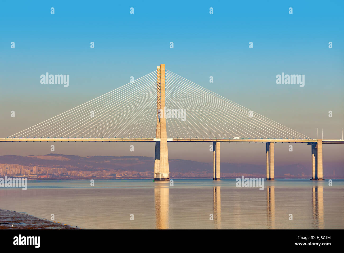 Blick auf moderne Vasco da Gama-Brücke in Lissabon, Portugal. Stockfoto