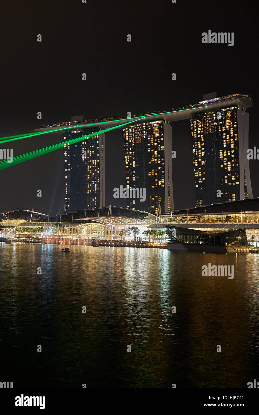 Abend-Laser-Licht-Show auf Marina Bay, Singapur. Stockfoto