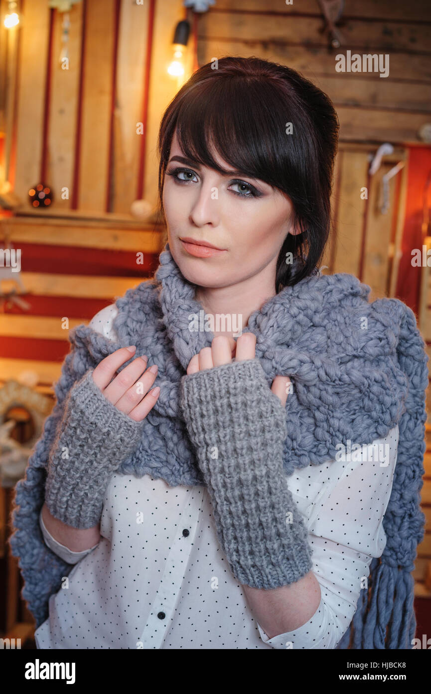schöne junge Frau mit grauen Schal im Studio Stockfoto