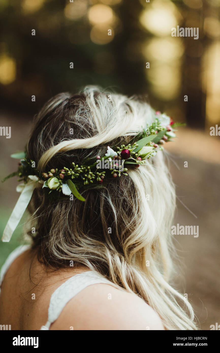 Rückansicht des Frau mit Blumen im Haar wegschauen Stockfoto