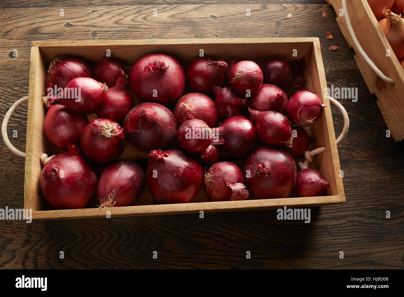Draufsicht auf roten Zwiebeln in Holzkiste Stockfoto