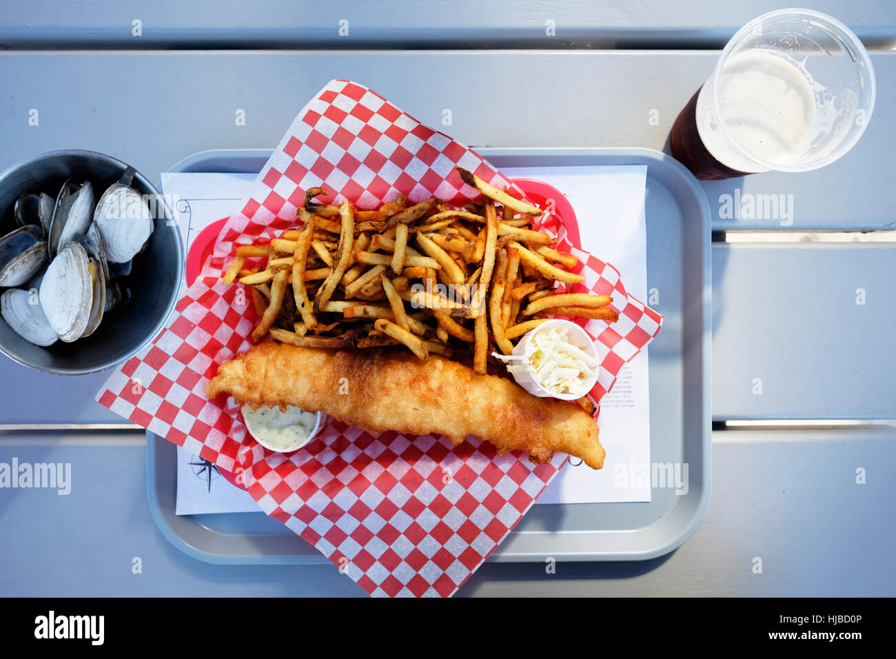 Draufsicht auf Fish &amp; Chips auf Tablett mit Schale von Jakobsmuscheln, Lunenburg, Nova Scotia, Kanada Stockfoto