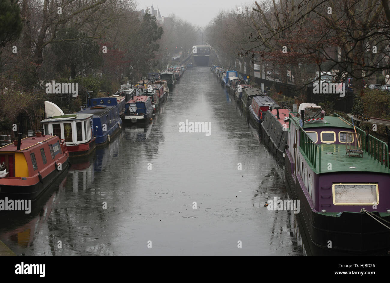 Die Eisfläche des Grand Union Canal in Klein-Venedig, London, als Dichter Nebel verursacht Reisen Störung über Südengland, mit Tausenden von Fluggästen gegenüber Annullierungen und Verspätungen. Stockfoto
