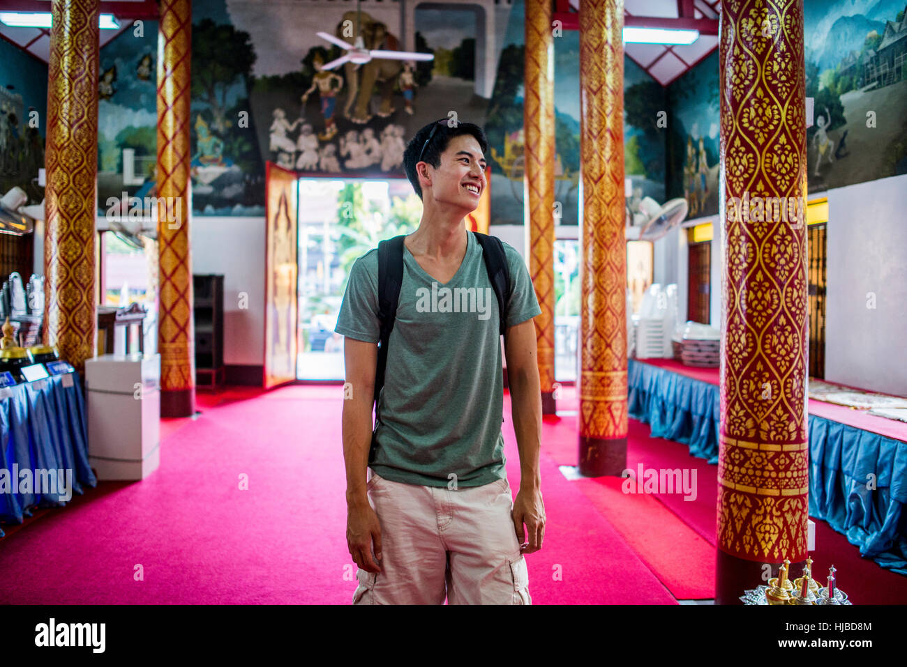 Junger Mann im Inneren Tempel Wat Thung Yu, Chiang Mai, Thailand Stockfoto