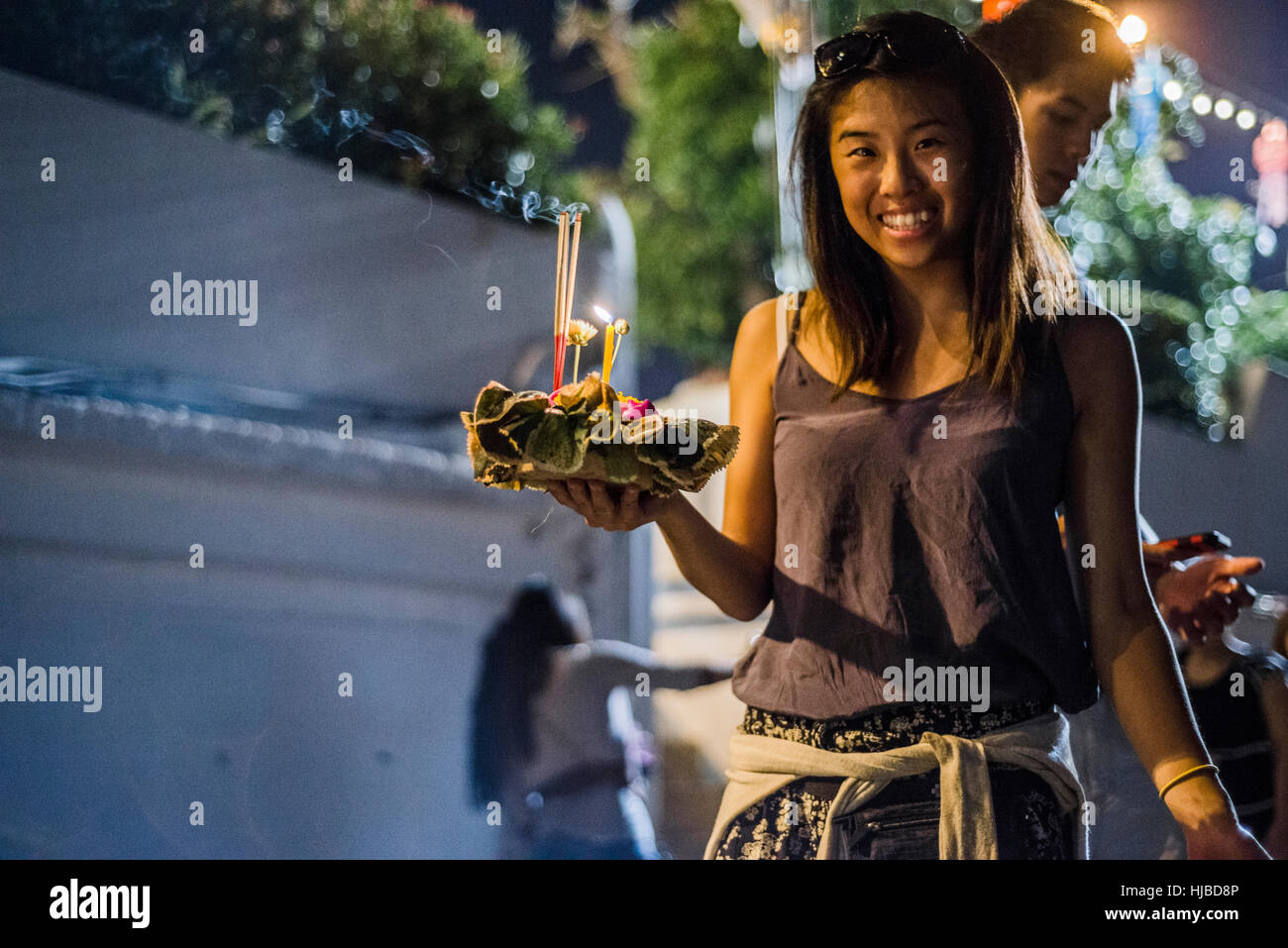 Junge Frau am Loy Krathong Laternenfest, loslassen schwimmende Laterne auf dem Ping Fluss, Chiang Mai, Thailand Stockfoto